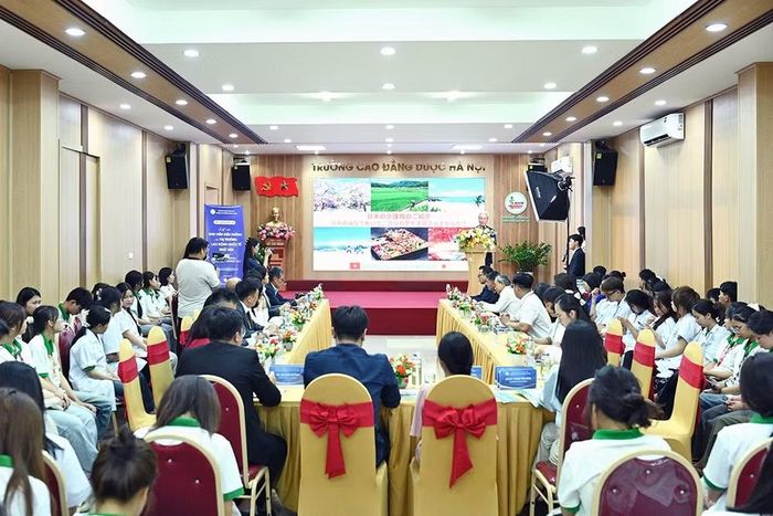Toàn cảnh hội thảo. (Ảnh: Trường cao đẳng Dược Hà Nội cung cấp)