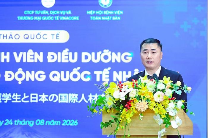 Phó Hiệu trưởng Trường cao đẳng Dược Hà Nội Nguyễn Thế Lực phát biểu ý kiến tại hội thảo. (Ảnh: Trường cao đẳng Dược Hà Nội cung cấp)