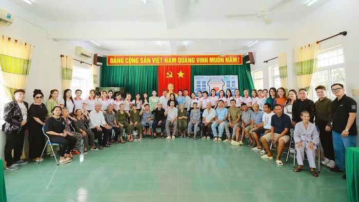 Đoàn trao quà cho Trung tâm Nuôi dưỡng người có công và Công tác xã hội Phú Yên. (Ảnh: BTC cung cấp)