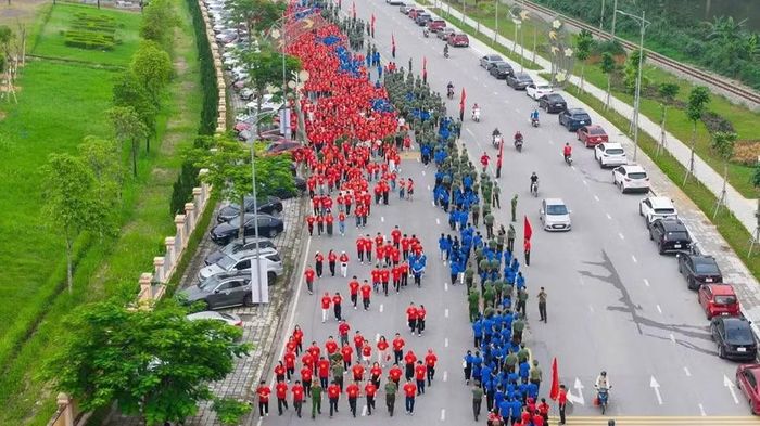 Hàng nghìn người tại Phú Thọ tham gia đi bộ hưởng ứng Chương trình "Cùng Việt Nam tiến bước" năm 2025. (Ảnh: DUY ANH)