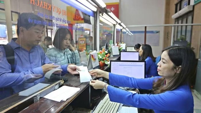 Tuyến Vinh-Hà Nội, cung chặng Đà Nẵng-Diêu Trì được giảm giá vé tới 40% nhằm kích cầu đi lại sau cao điểm hè. (Ảnh: VNR)