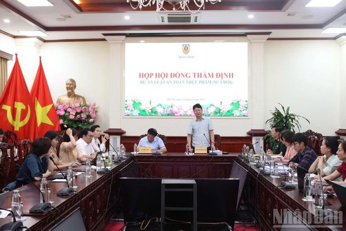 Phiên họp thẩm định dự án Luật An toàn thực phẩm (sửa đổi). (Ảnh: HM)