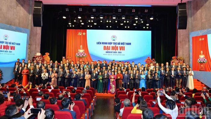 Ban Chấp hành ra mắt Đại hội.