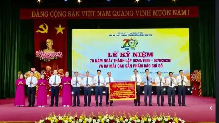 Lãnh đạo tỉnh Thái Nguyên tặng Cờ lưu niệm cho Báo và Phát thanh, Truyền hình Thái Nguyên. (Ảnh: CTV)
