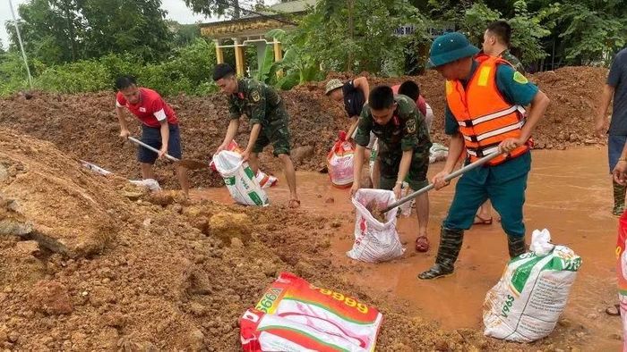 Lực lượng quân đội đắp đê chống lũ. (Ảnh: ĐG)
