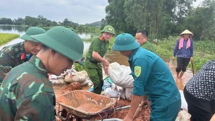 Bộ đội tham gia đắp đê ngăn lũ tại Bắc Ninh. (Ảnh: ĐG)