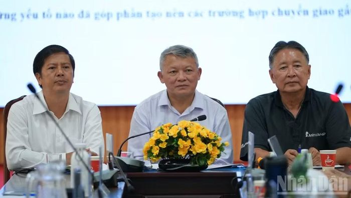 Chủ tọa lắng nghe ý kiến đóng góp của các đơn vị kiểm lâm.