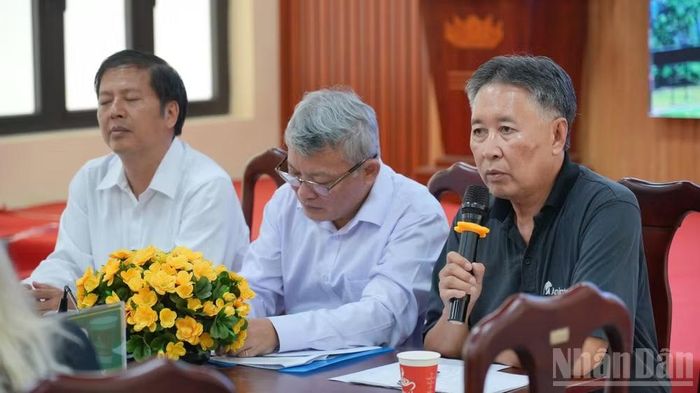 Tiến sĩ Tuấn Bendixsen, Tổ chức Động vật châu Á (bên phải màn hình) chia sẻ tại hội thảo.