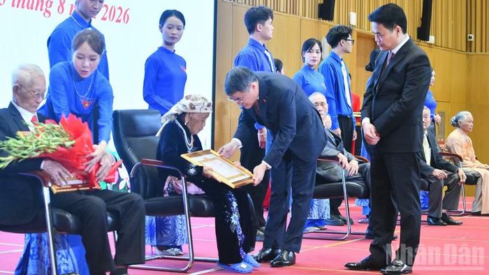Thủ tướng Chính phủ Lê Minh Hưng trao Huy hiệu 70 năm tuổi Đảng cho các đảng viên. (Ảnh: THANH GIANG)