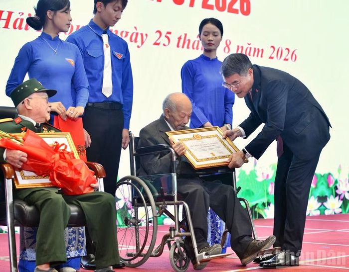 Thủ tướng Chính phủ Lê Minh Hưng trao Huy hiệu 80 năm tuổi Đảng cho các đảng viên. (Ảnh: THANH GIANG)
