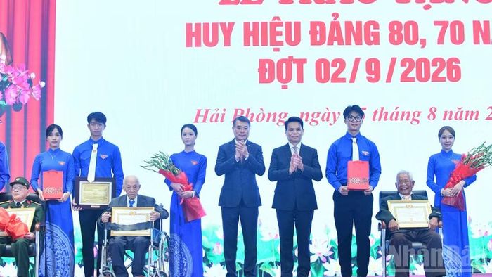 Thủ tướng Chính phủ Lê Minh Hưng chúc mừng các đồng chí đảng viên được trao Huy hiệu 80 năm tuổi Đảng. (Ảnh: THANH GIANG)