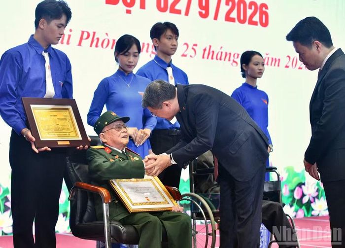 Thủ tướng Chính phủ Lê Minh Hưng trao Huy hiệu 80 năm tuổi Đảng cho các đảng viên. (Ảnh: THANH GIANG)