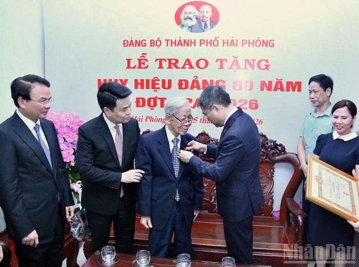 Nhân dịp này, Thủ tướng Lê Minh Hưng đã tới thăm, động viên, trao Huy hiệu 80 năm tuổi Đảng cho đồng chí Đoàn Thế Đính, 99 tuổi, nguyên quyền Chủ tịch Ủy ban nhân dân thành phố Hải Phòng tại nhà riêng ở phường Hồng Bàng. (Ảnh: THANH GIANG)