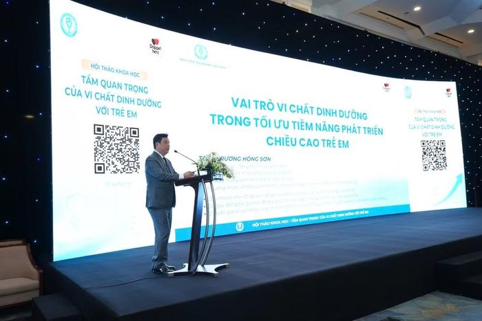 Tiến sĩ, bác sĩ Trương Hồng Sơn, Phó Tổng Thư ký Tổng hội Y học Việt Nam, Viện trưởng Viện Y học Ứng dụng Việt Nam chia sẻ tại hội thảo.