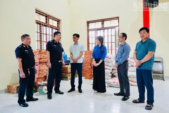 Hải quan Cửa khẩu quốc tế Hữu Nghị trao tặng nhu yếu phẩm cho nhân dân xã Ba Sơn. (Ảnh: QUỐC ĐẠT)