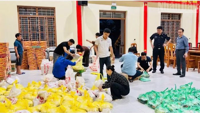 Các nhu yếu phẩm sẽ phần nào giúp bà con bớt vất vả hơn trong quá trình khắc phục hậu quả mưa lũ. (Ảnh: QUỐC ĐẠT)