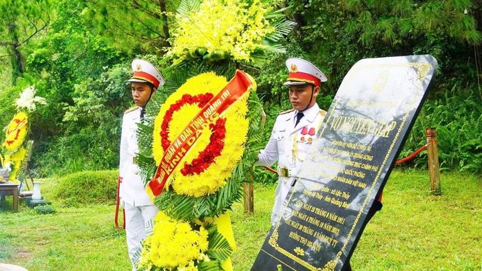 Vòng hoa tưởng nhớ Đại tướng Võ Nguyên Giáp của Đảng bộ, quân và dân tỉnh Quảng Trị. (Ảnh: DIỆP ĐỒNG)