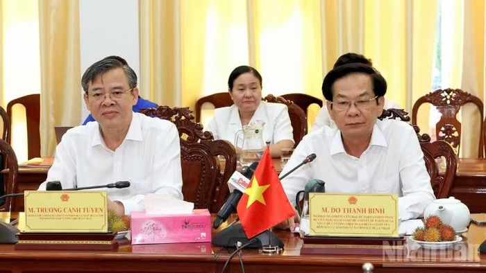 Đồng chí Đỗ Thanh Bình (bên phải), Ủy viên Trung ương Đảng, Bí thư Thành ủy Cần Thơ phát biểu tại buổi làm việc. (Ảnh: VĂN ÚT)