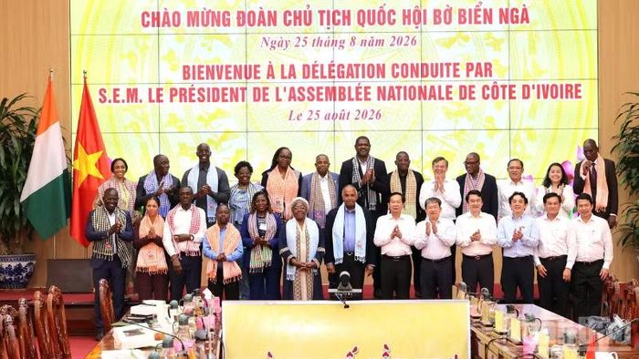 Đoàn Chủ tịch Quốc hội Bờ Biển Ngà chụp hình lưu niệm cùng lãnh đạo thành phố Cần Thơ. (Ảnh: VĂN ÚT)