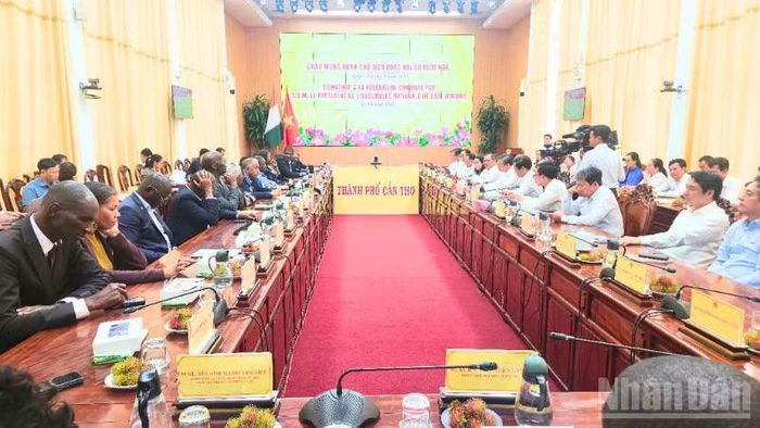 Quang cảnh buổi làm việc. (Ảnh: VĂN ÚT)