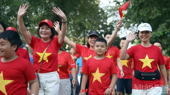 Chương trình "Cùng Việt Nam tiến bước" năm 2025 tại Tuyên Quang thu hút đông đảo người dân ở nhiều độ tuổi tham gia. (Ảnh: Đức Thắng)