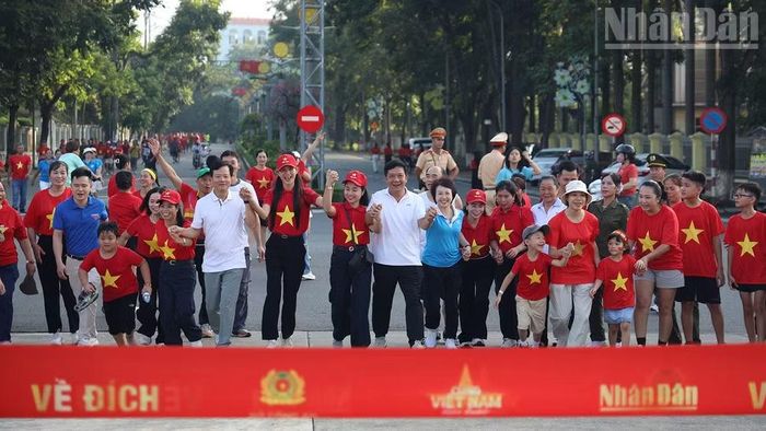 Khoảnh khắc vui vẻ, đoàn kết khi người tham gia hoàn thành những bước về đích hưởng ứng chương trình đi bộ "Cùng Việt Nam tiến bước" năm 2025 tại Tuyên Quang.