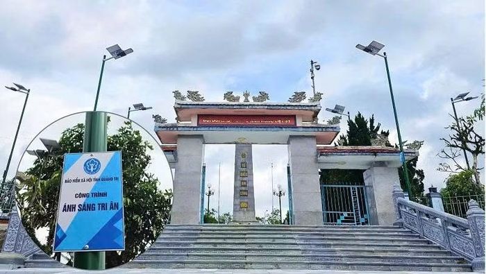 Cổng Nghĩa trang Liệt sĩ Khe Sanh được lắp đặt các trụ đèn năng lượng mặt trời, góp phần thắp sáng không gian tưởng niệm, tri ân các Anh hùng liệt sĩ.