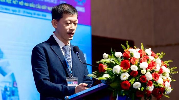 Tiến sĩ, bác sĩ Dương Huy Lương, Phó Cục trưởng Cục Quản lý Khám, chữa bệnh, Bộ Y tế phát biểu tại hội nghị (Ảnh: Bệnh viện cung cấp)