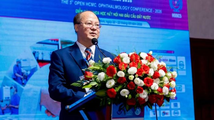 Thạc sĩ, bác sĩ chuyên khoa II Lê Anh Tuấn, Giám đốc Bệnh viện Mắt Thành phố Hồ Chí Minh phát biểu trại hội nghị (Ảnh: Bệnh viện cung cấp)
