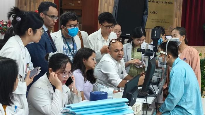 Chuyên gia nước ngoài hội chẩn trực tiếp bệnh nhân và hướng dẫn thực hành cho bác sĩ Bệnh viện Mắt Thành phố Hồ Chí Minh. (Ảnh: Bệnh viện cung cấp)