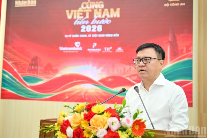 Tổng Biên tập Báo Nhân Dân Lê Quốc Minh phát biểu khai mạc Lễ công bố Hoạt động đi bộ toàn quốc "Cùng Việt Nam tiến bước".