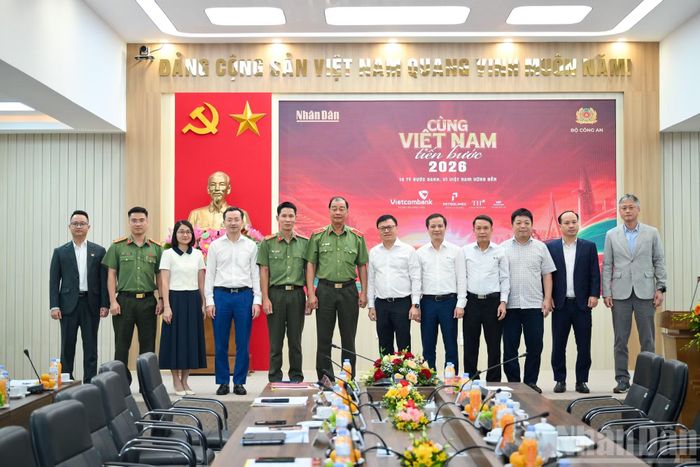 Các đại biểu tại Lễ công bố Hoạt động đi bộ toàn quốc "Cùng Việt Nam tiến bước" năm 2026.