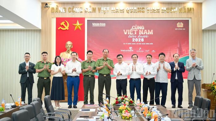 Các đại biểu tại Lễ công bố Hoạt động đi bộ toàn quốc "Cùng Việt Nam tiến bước" năm 2026.