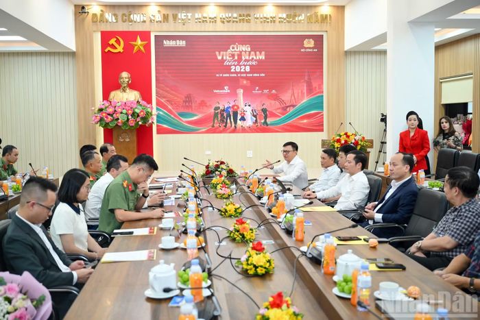 Tổng Biên tập Báo Nhân Dân Lê Quốc Minh trả lời các câu hỏi của các cơ quan báo chí.