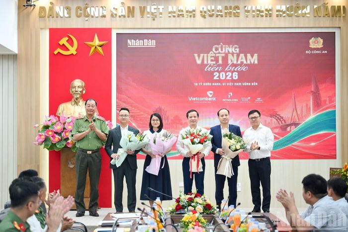 Tổng Biên tập Báo Nhân Dân Lê Quốc Minh và Thiếu tướng Lê Hồng Hiệp, Phó Cục trưởng Cục Công tác chính trị (Bộ Công An) tặng hoa tri ân các đơn vị đồng hành.