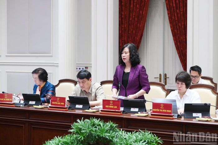 Bộ trưởng Y tế Đào Hồng Lan thay mặt Đảng ủy Chính phủ trình bày báo cáo tại cuộc làm việc.