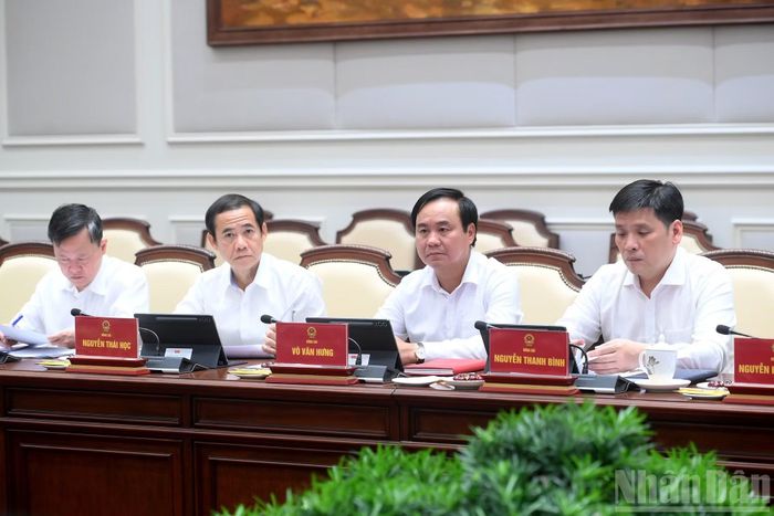 Các đại biểu tham dự cuộc làm việc.