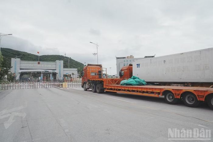 Hoạt động xuất nhập khẩu tại cửa khẩu Chi Ma.