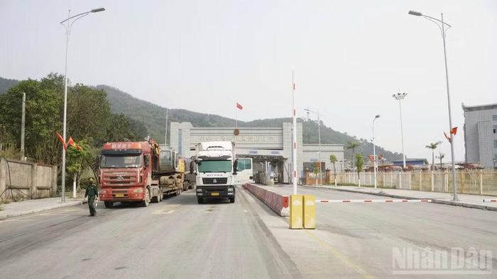 Hoạt động xuất nhập khẩu vẫn được duy trì dù tỉnh Lạng Sơn chịu nhiều thiệt hại do mưa bão.