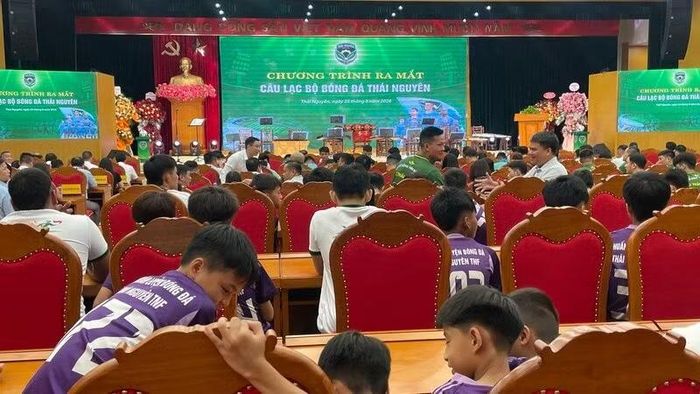 Ra mắt FC Thái Nguyên trước người hâm mộ. (Ảnh: CTV)