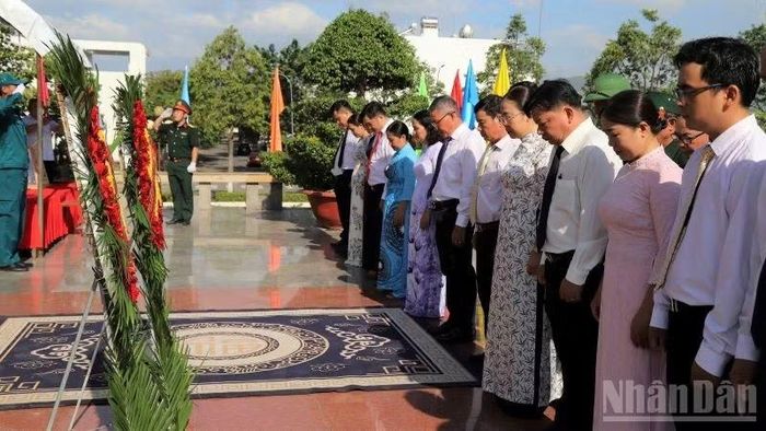 Các đại biểu dâng hương tưởng niệm các anh hùng liệt sĩ tại Đài tưởng niệm Cầu Thành. (Ảnh: Vũ Tân)