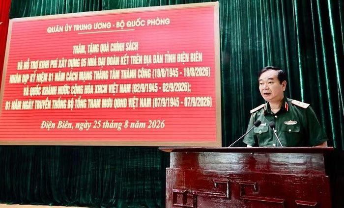 Trung tướng Trương Mạnh Dũng phát biểu tại buổi trao quà. (Ảnh: LÊ LAN)