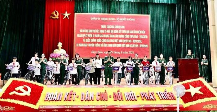 Đại diện lãnh đạo Quân khu 2, Bộ Chỉ huy Quân sự tỉnh Điện Biên và lãnh đạo tỉnh Điện Biên trao xe đạp tặng học sinh nghèo tỉnh Điện Biên. (Ảnh: LÊ LAN)