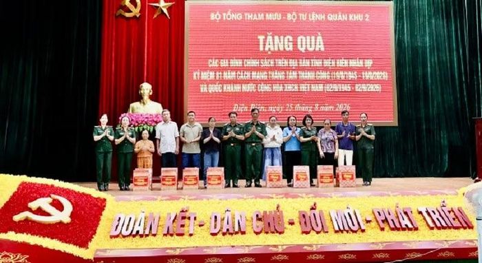 Đại diện lãnh đạo Quân ủy Trung ương, Quân khu 2 trao quà tặng các gia đình tại Điện Biên. (Ảnh: LÊ LAN)