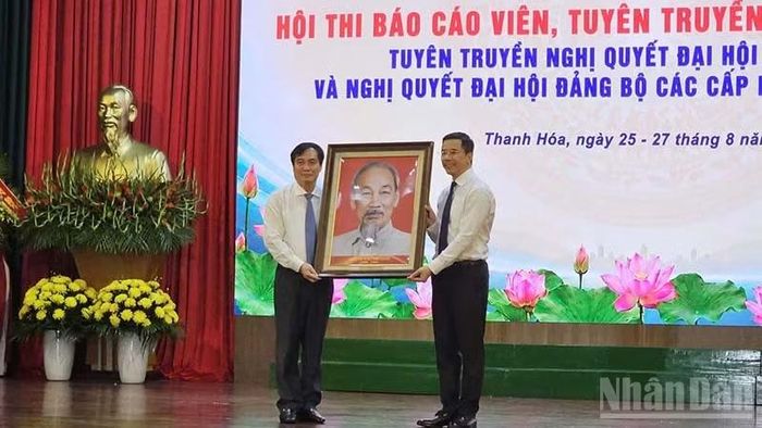 Ban Tuyên giáo Trung ương tặng ảnh Bác Hồ cho đơn vị đăng cai tổ chức Vòng chung khảo hội thi.