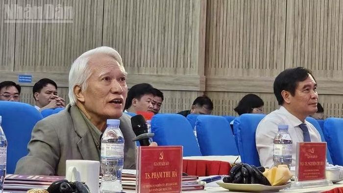Ban Giám khảo đặt câu hỏi đối với thí sinh dự thi.