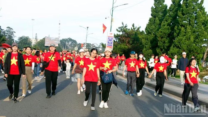 Những người tham gia Chương trình “Cùng Việt Nam tiến bước” được khuyến khích mặc áo có cờ đỏ, sao vàng tham gia đi bộ. (Ảnh: Mai Văn Bảo)