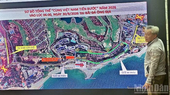 Đại diện Sở Văn hóa, Thể thao và Du lịch trình bày phương án triển khai chương trình "Cùng Việt Nam tiến bước" tại điểm cầu chính ở Lâm Đồng. (Ảnh: Mai Văn Bảo)