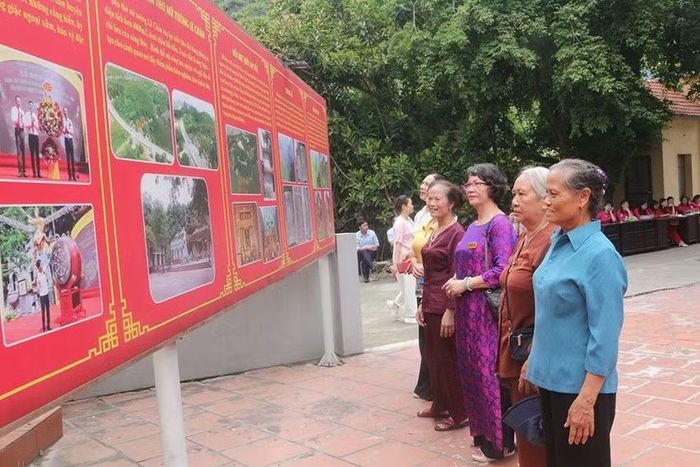 Đông đảo nhân dân và du khách về dự lễ hội. (Ảnh NC)