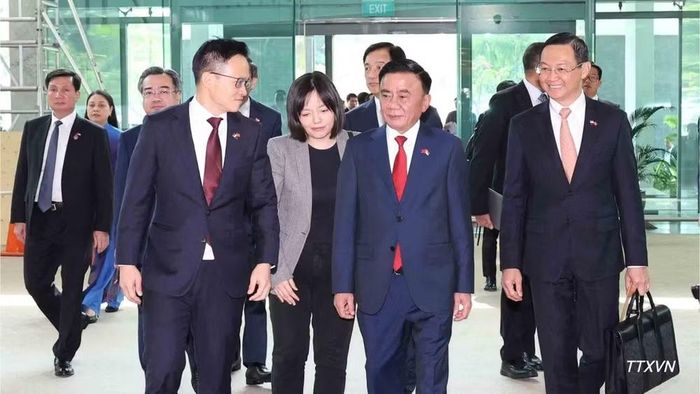 Quốc vụ khanh Bộ Quốc phòng Singapore Desmond Choo tiễn Thường trực Ban Bí thư Trần Cẩm Tú tại sân bay quốc tế Changi.